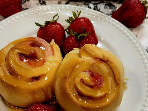 strawberry rolls, strawberry rolls with glaze, strawberry rolls, breakfast strawberry rolls, strawberry, rolls, easy strawberry rolls
