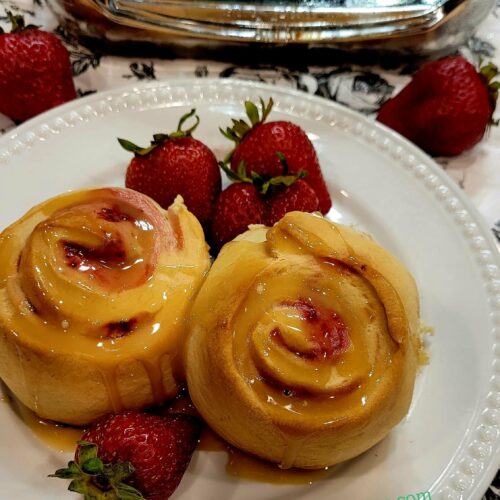 strawberry rolls, strawberry rolls with glaze, strawberry rolls, breakfast strawberry rolls, strawberry, rolls, easy strawberry rolls